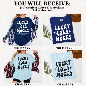 Pu&ograve; includere: Immagine di mockup del prodotto con quattro magliette blu navy e azzurre. Ogni maglietta mostra il testo "LUCKY LOLA MOCKS" in un font retr&ograve;. L'immagine include il testo "YOU WILL RECEIVE: (30) Comfort Colors 1717 Mockups 2 of each color:"