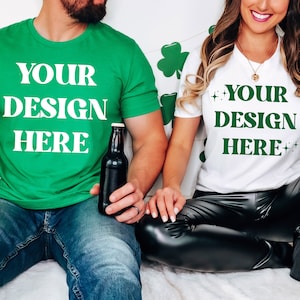 Może przedstawiać: Dwie osoby w zielonych i białych koszulkach z nadrukiem "YOUR DESIGN HERE". Siedzą na białym tle i trzymają butelki piwa.