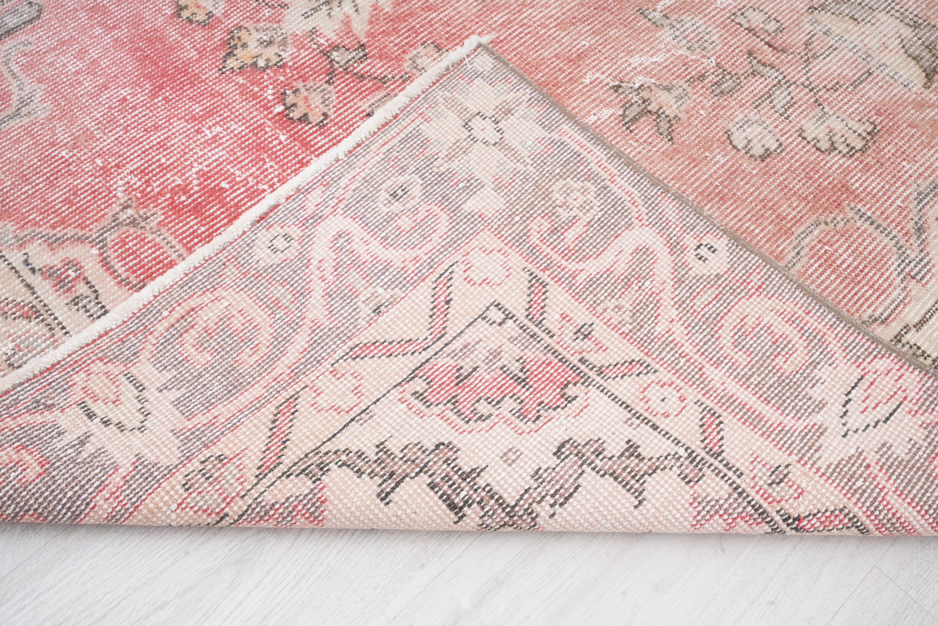 5x8 ラグ、落ち着いた色合いのウシャク ラグ、5x8 ヴィンテージ ラグ