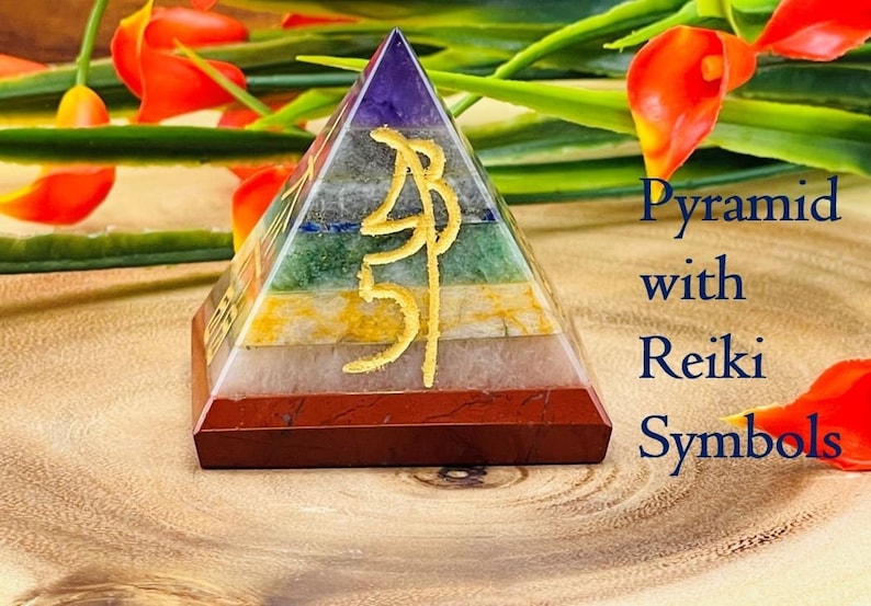 Pu&ograve; includere: Una piramide di cristallo a sette strati con simboli Reiki in oro. La piramide &egrave; realizzata in ametista, sodalite, aventurina verde, citrino, quarzo trasparente, quarzo rosa e diaspro rosso.