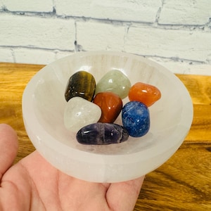 Selenite Charging Bowl for Crystal Cleansing with 7 Chakra Tumbled Stones & Velvet Pouch, 10 cm ( 4 inch ) Charging Station Dish