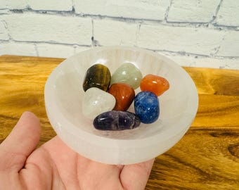 Selenite Charging Bowl for Crystal Cleansing with 7 Chakra Tumbled Stones & Velvet Pouch, 10 cm ( 4 inch ) Charging Station Dish