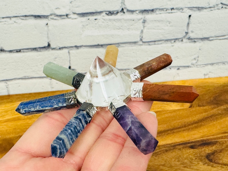 K&ouml;nnte beinhalten: Ein siebenspitziges Chakra-Set aus Kristallen mit einer klaren Quarzspitze in der Mitte. Die Spitzen bestehen aus Amethyst, Lapislazuli, Sodalith, gr&uuml;nem Aventurin, Citrin und rotem Jaspis.
