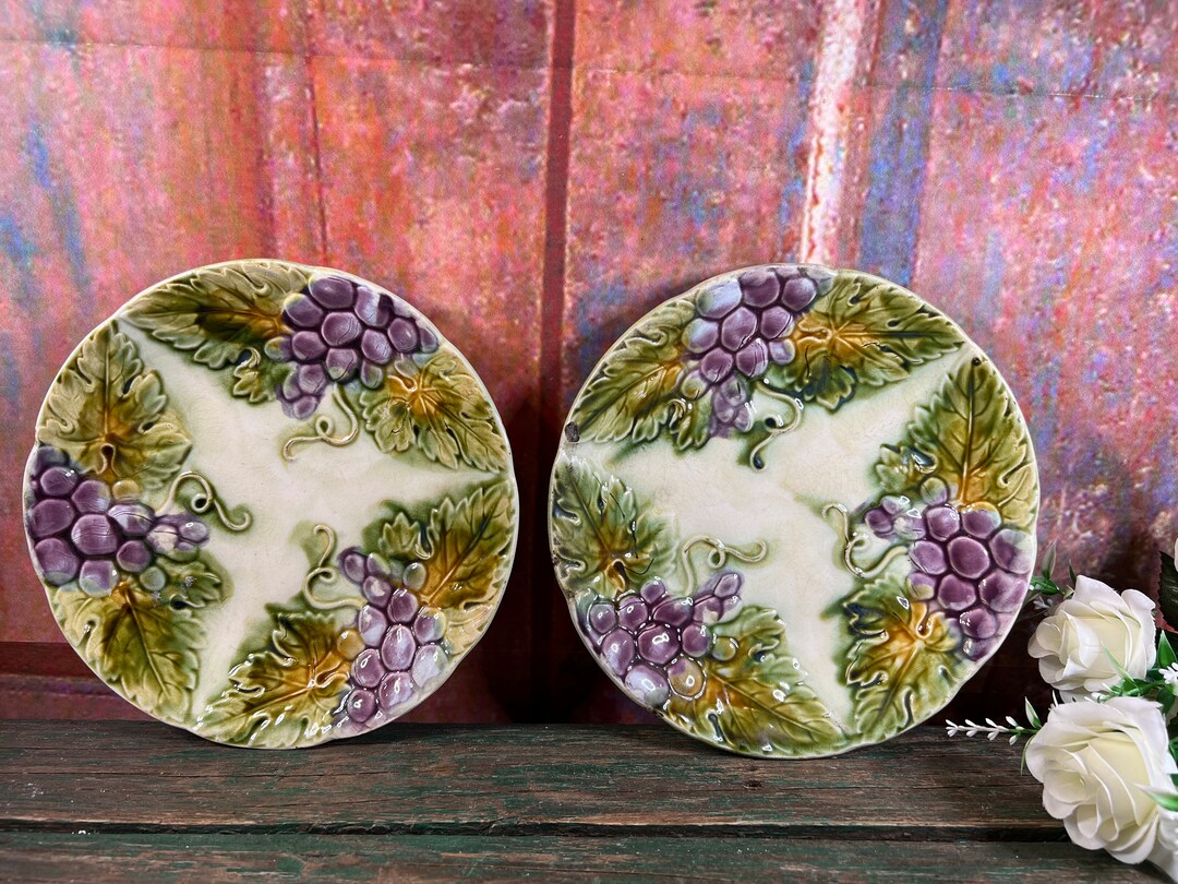 Lot De 2 Assiettes Anciennes Choisy Le Roi - Barbotine Bleue Motif Raisin - Porcelaine HB Cie
