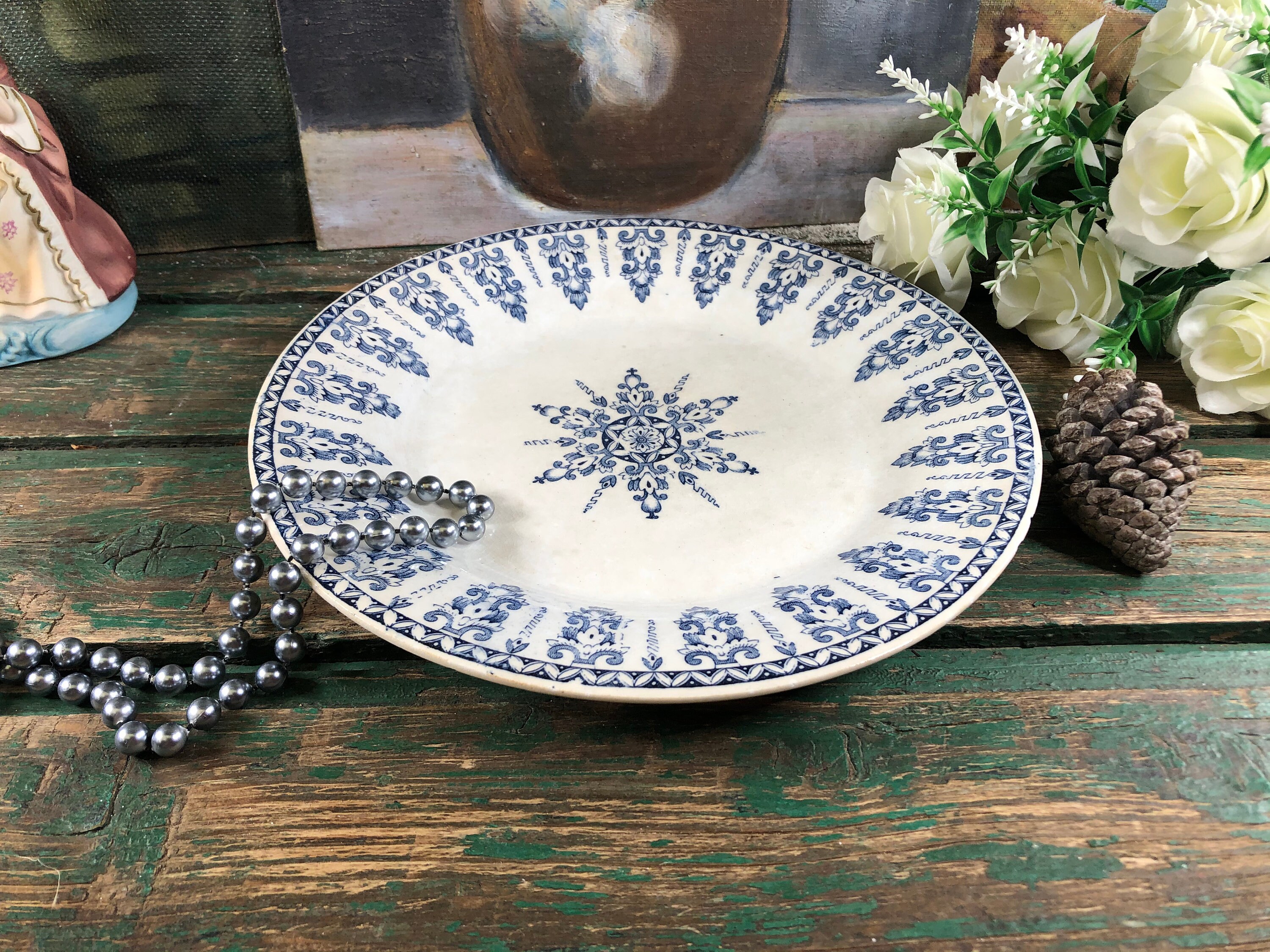 Assiette Blanche et Bleu Gien Modele Annam, Porcelaine Opaque de Gien, Terre Fer, 1886-1938