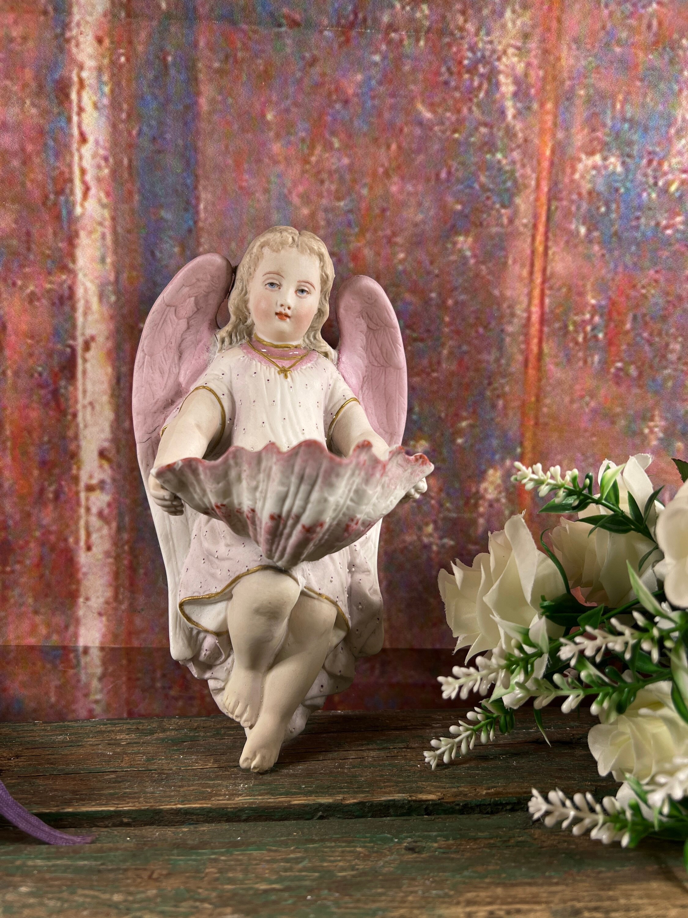 Ancien Grand Bénitier Ange Tenant Une Coquille Saint Jacques Pour L'eau Bénite en Biscuit Porcelaine