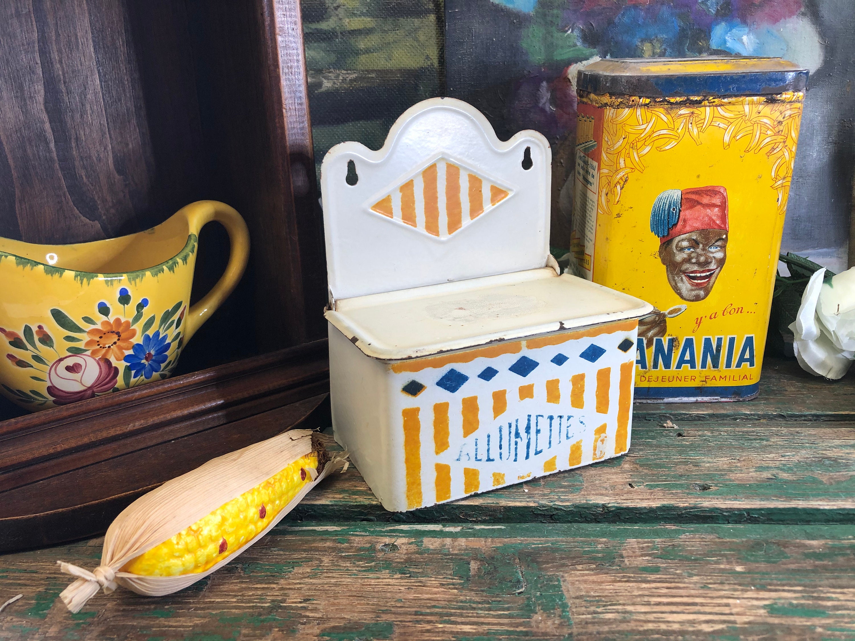 Ancienne Boite d'allumettes Murales Émaillées Blanche à Rayures Jaunes