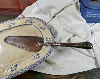Antik metallpajbestick med monogramkakbit till dessert