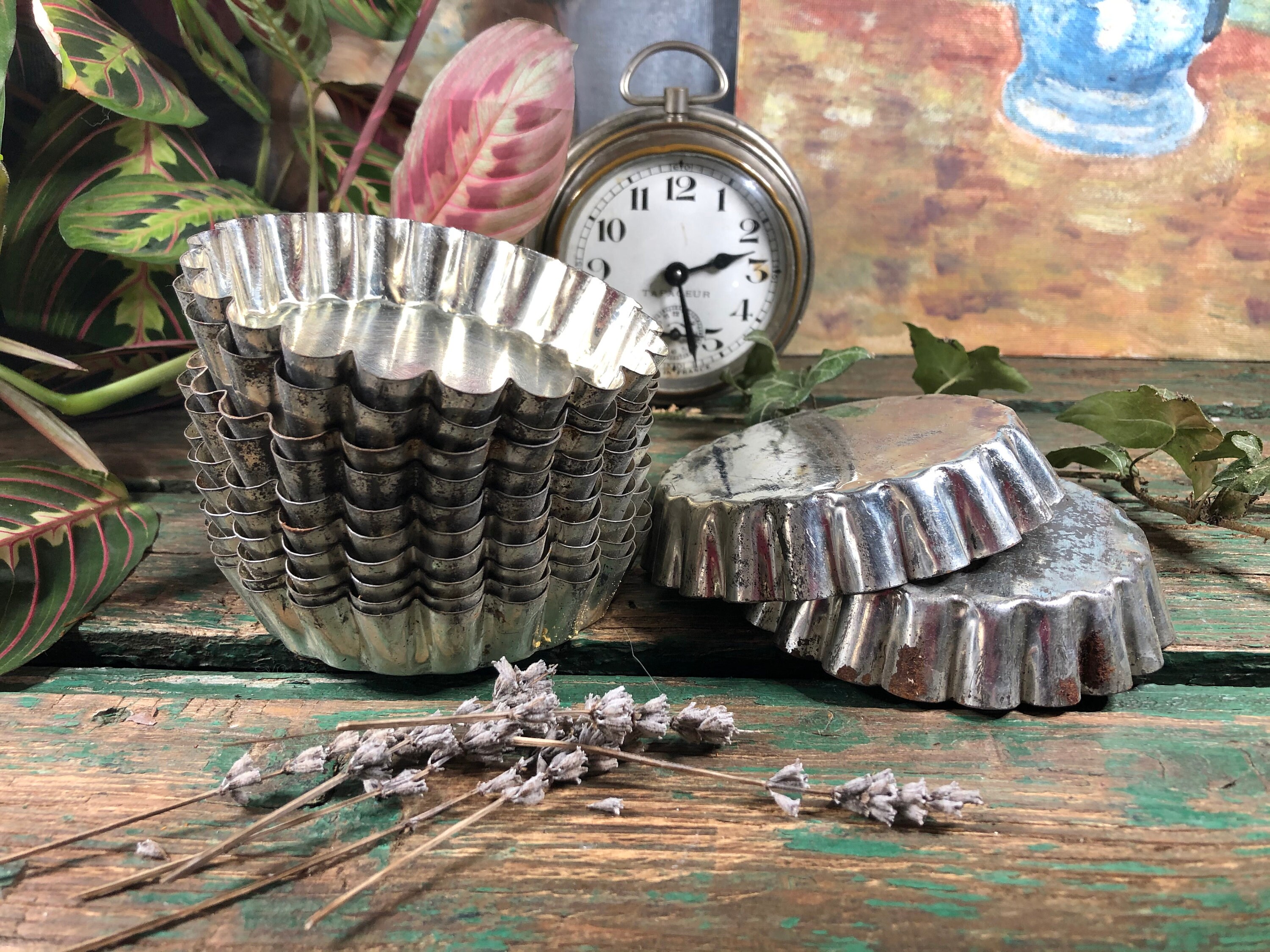 Ensemble de 12 Petits Moules Ancien à Tarte en Fer Blanc Vintage