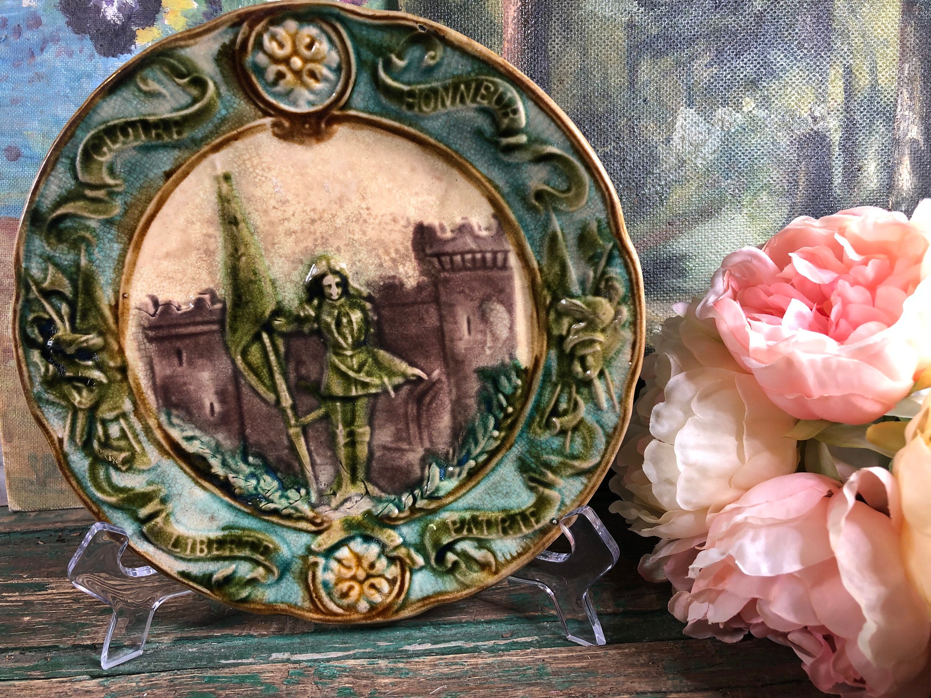Ancienne Assiette de Décoration Jeanne d'arc, Barbotine d'arc
