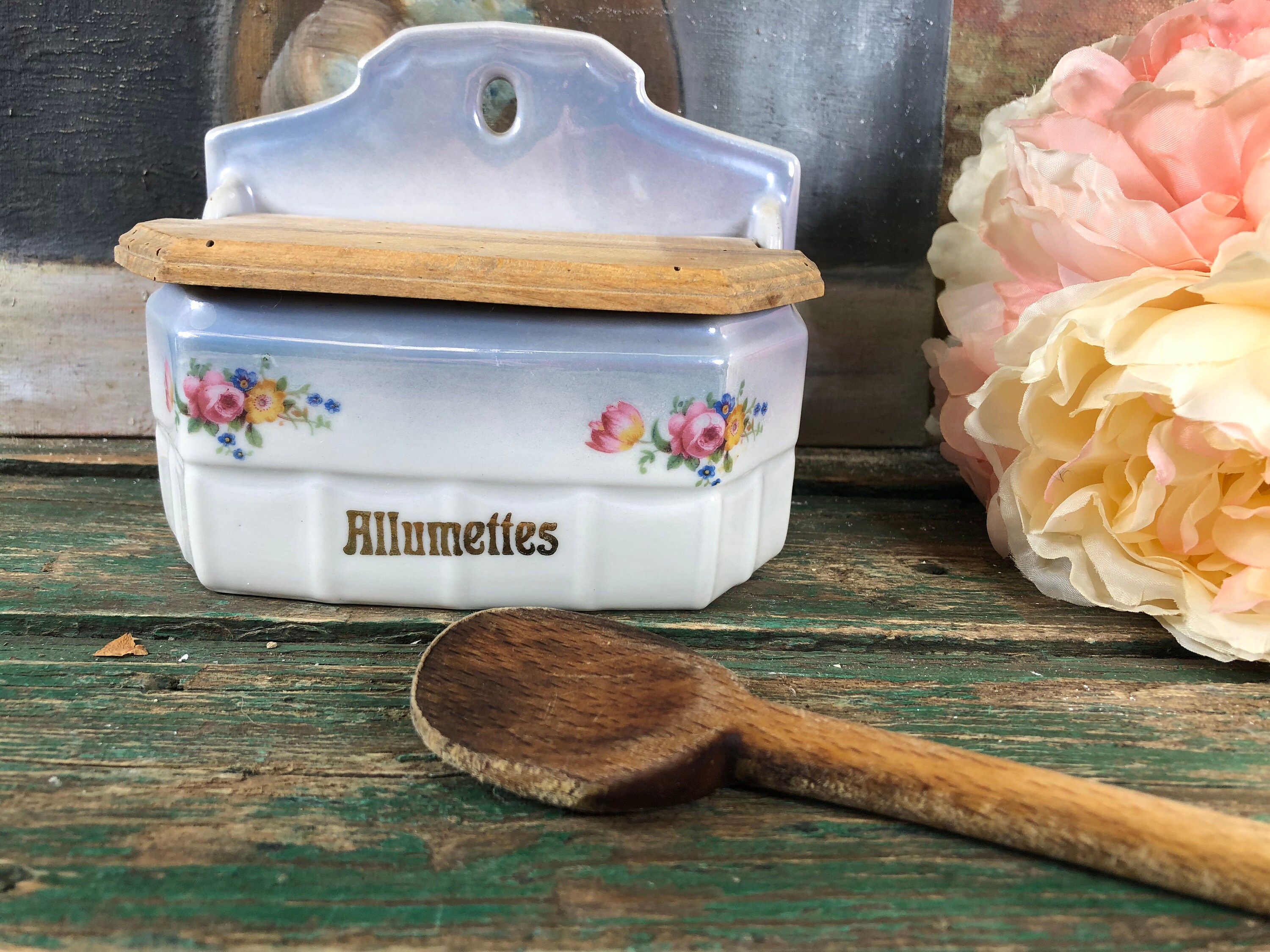 Ancienne Boite Allumettes Murale ou Sel en Céramique Bleue avec Fleurs