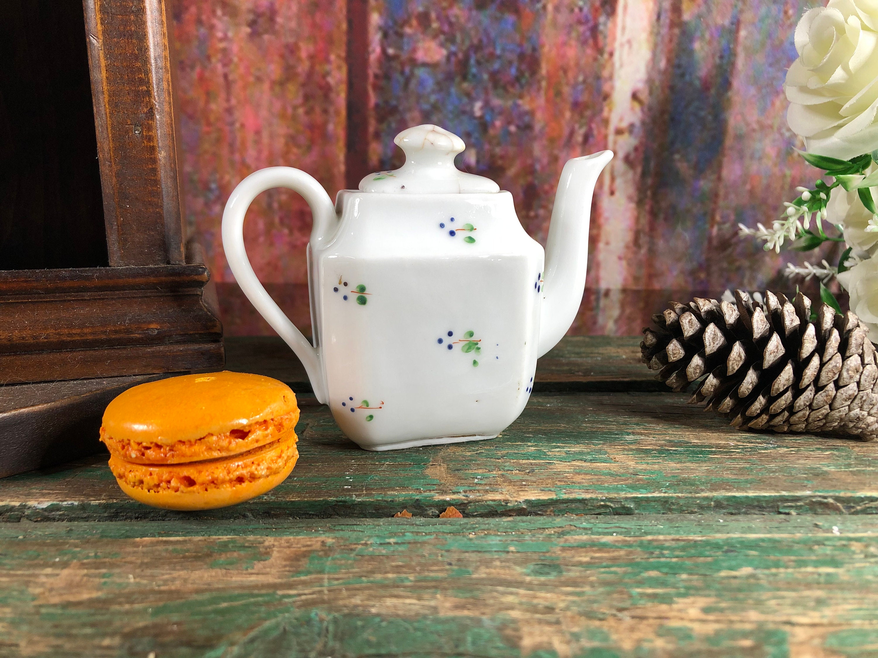 Ancienne Petite Théière en Porcelaine de Paris 19Ème Poupée Verseuse