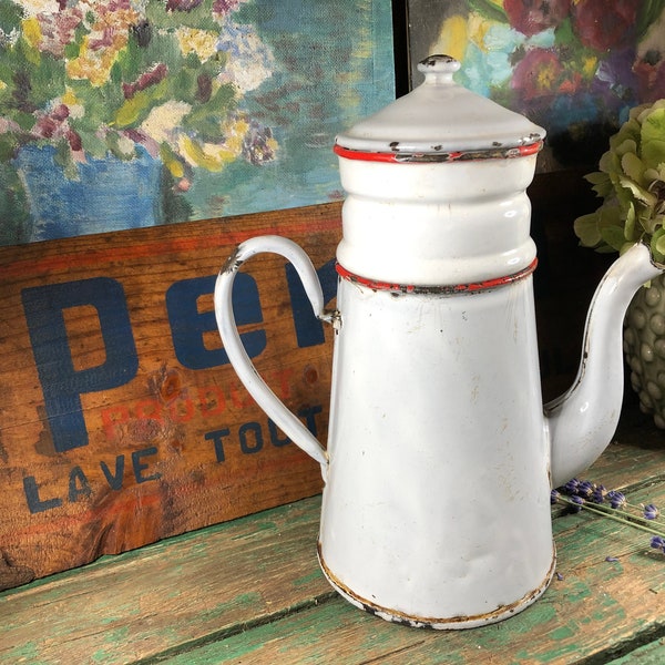 Ancienne cafetière blanche émaillée