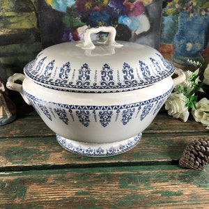 Antique soup tureen in opaque porcelain of Gien, iron earthenware 1886 and 1938