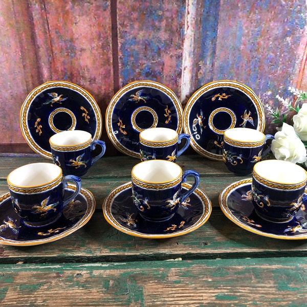 6 tasses à café bleu Gien décor Renaissance avec putti