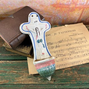 Fayence-Heiligwasserbecken aus dem 19.Jahrhundert mit Christus am Kreuz und &quot;INRI&quot; -Inschrift