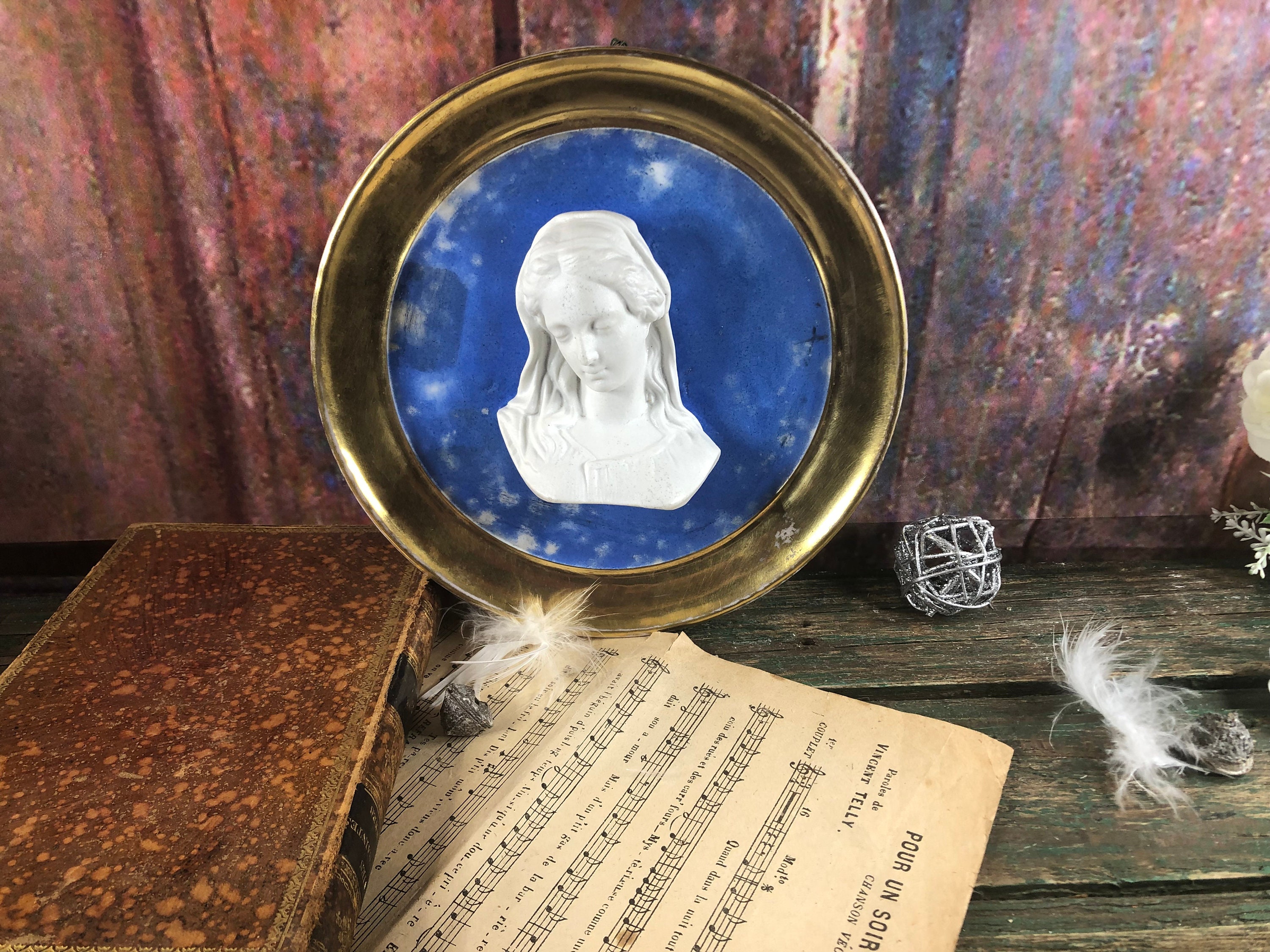 Médaillon Religieux en Biscuit de La Vierge Marie Haut Relief Dans Le Style Wedgwood