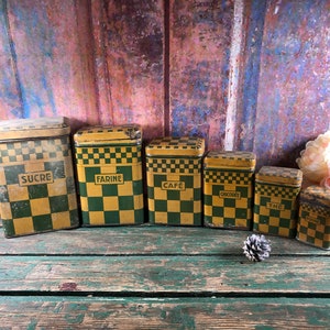 Peut inclure: Ensemble de six boîtes en métal vintage à motifs à carreaux verts et jaunes. Les boîtes sont étiquetées "SUCRE", "FARINE", "CAFÉ", "CHICORÉE", "THÉ" et "POIVRE".