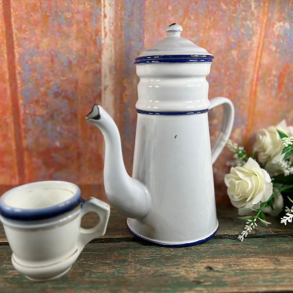 Ancienne cafetière blanche émaillée