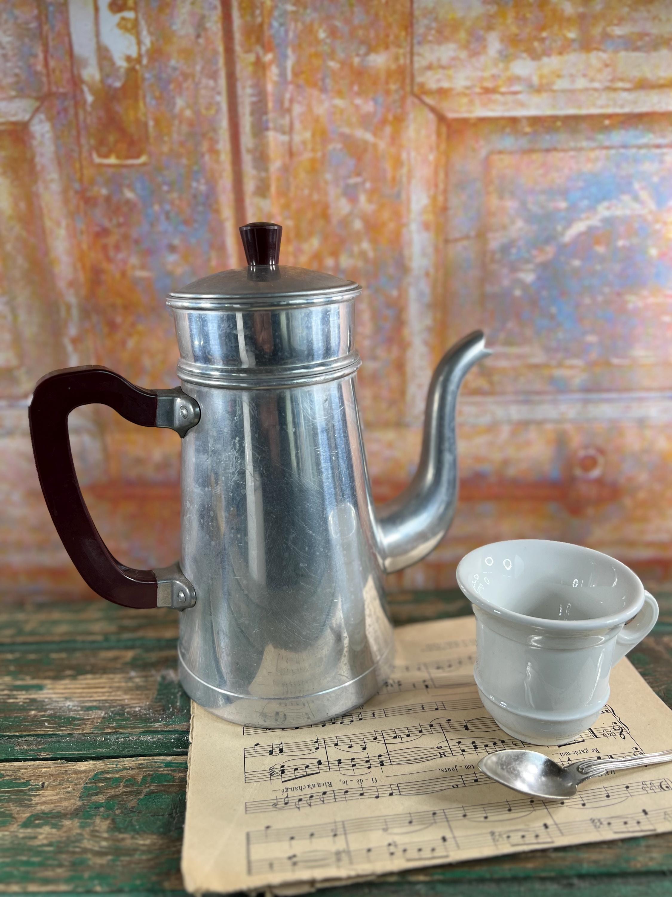 Ancienne cafetière en aluminium France