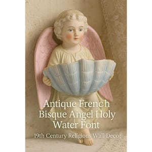 Puede incluir: Antigua pila de agua bendita de ángel de porcelana francesa. La figura del ángel tiene una expresión serena, sosteniendo una pila en forma de concha de color azul claro. El ángel tiene alas rosas y viste una túnica color crema. El texto en la imagen dice "Antique French Bisque Angel Holy Water Font."