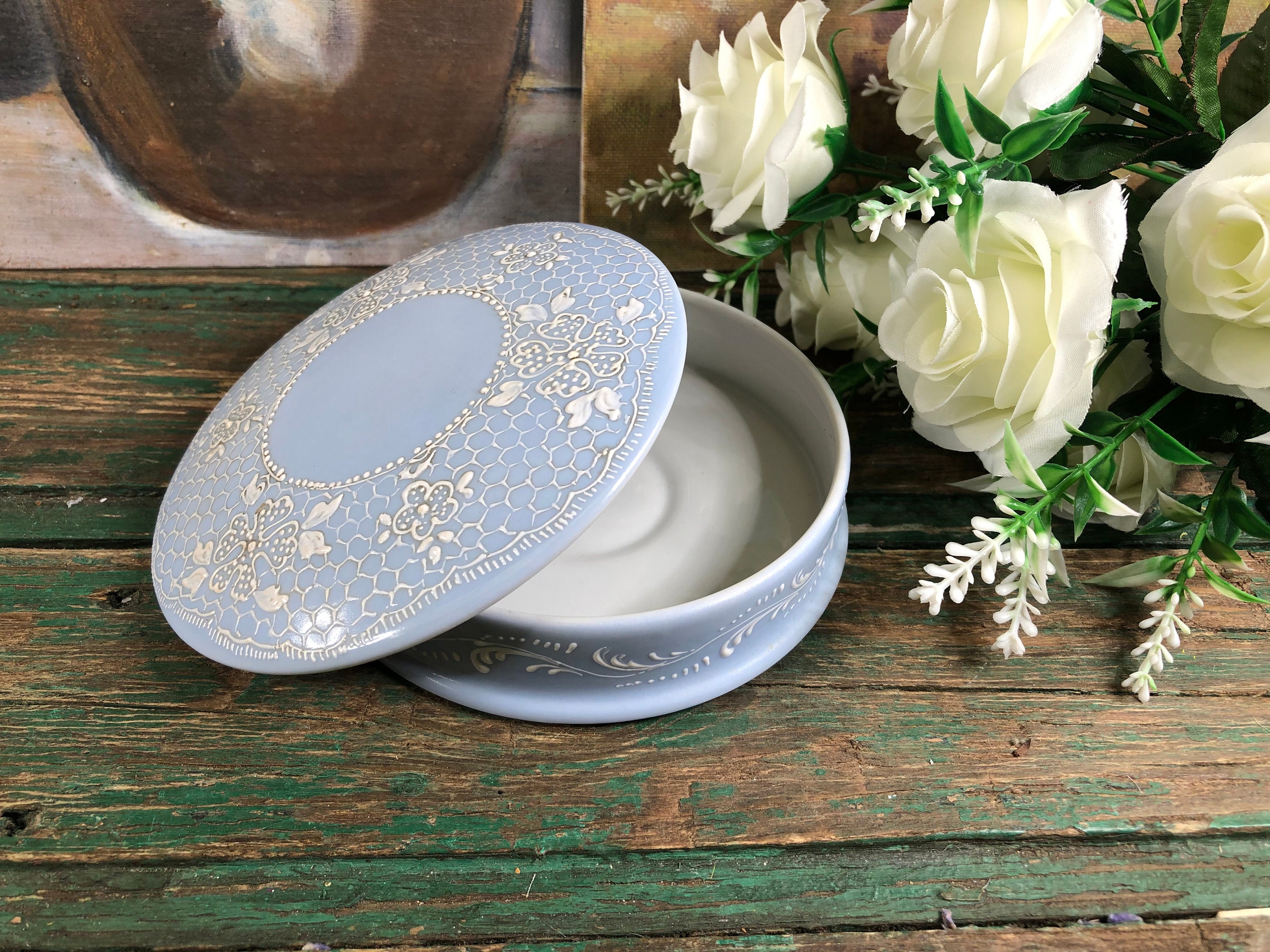 Boite Ronde Bleue et Blanche en Porcelaine de Limoges Shabby