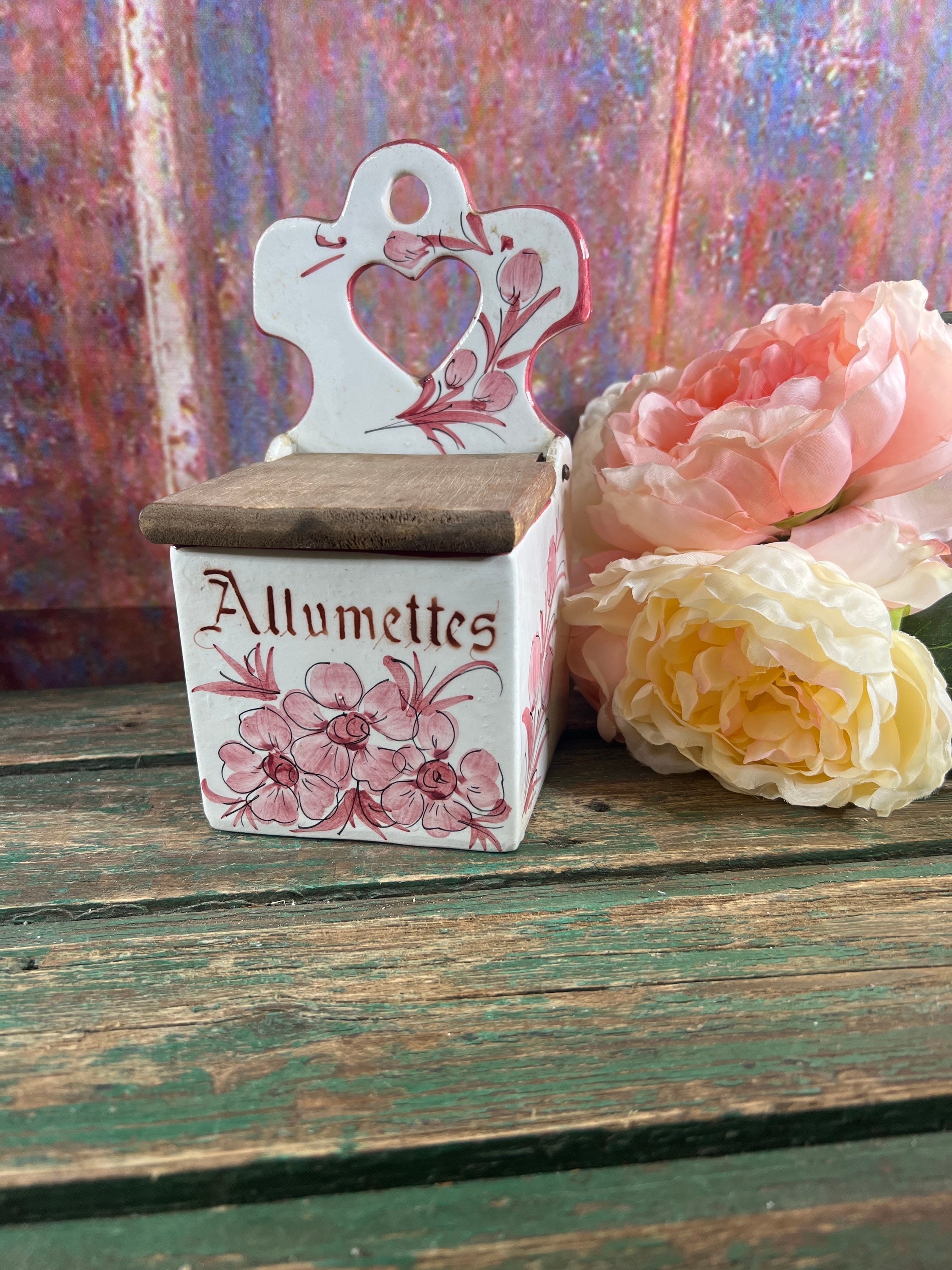Boite Murale à Sel ou Allumette en Faience avec Coeur et Rose