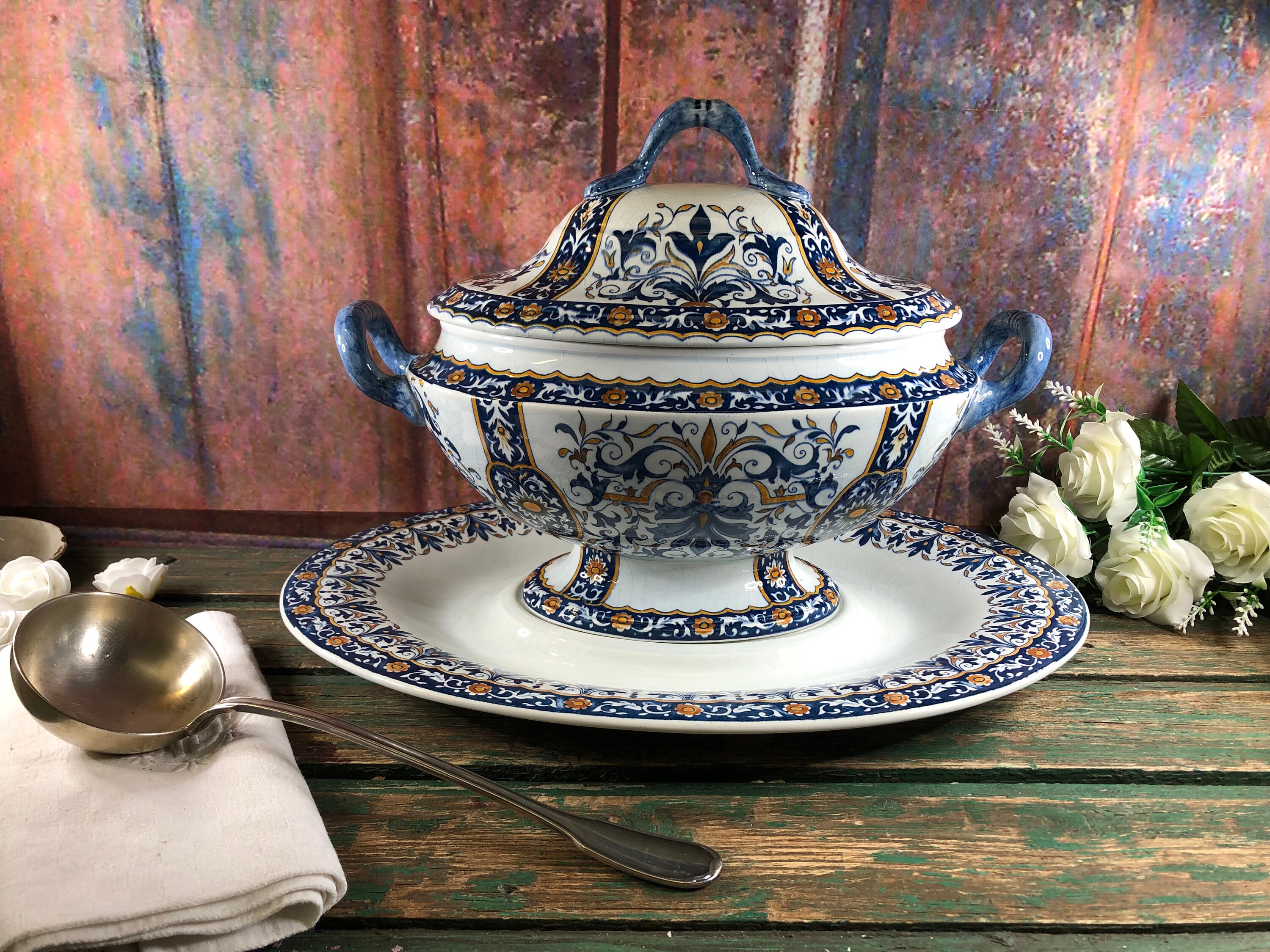 Grande Soupière et Son Plat en Faience de Gien Bleu Blanc Orange