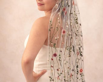 Velo de novia bordado con flores: Velo de novia bohemio y colorido