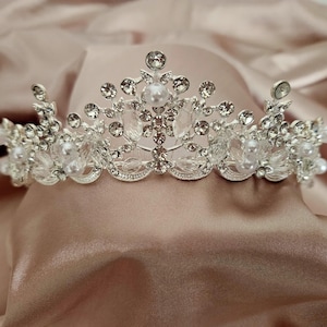 Wedding Tiara Crystal Tiara Wedding Headband Wedding Pearl Tiara Silver Tiara Rhinestone Tiara Crown Simple Bridal Tiara Pearl and Crystal