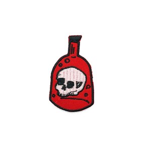 Puede incluir: Parche bordado rojo que representa una botella de vidrio que contiene una calavera. La botella tiene un tapón de corcho y está llena de un líquido rojo. La calavera es blanca con ojos negros y una nariz negra.