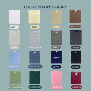 Puede incluir: Carta de colores de camisetas en varios colores, incluyendo blanco, beige, arena, chocolate, ceniza, gris deportivo, gris, lavado, azul claro, azul corola, marino, negro, verde milita, verde bosque, rosa claro y granate.