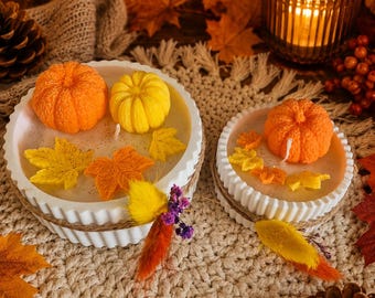 Vela otoñal, con forma de cuenco, de cera vertida y acanalada, decorada con flores secas y hojas de calabaza, de 10 cm de largo y 6 cm de ancho.
