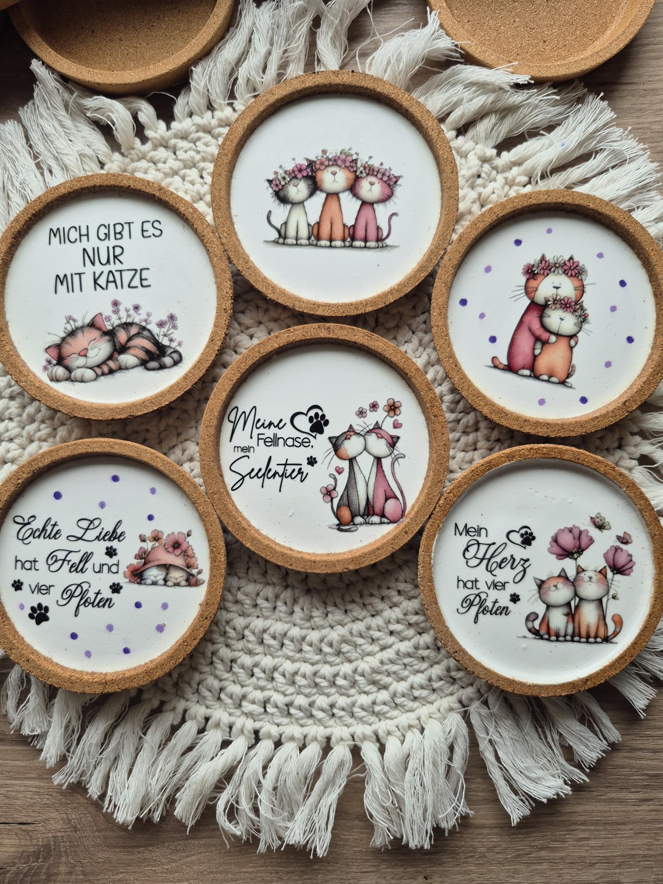 Posavasos de corcho con huellas de patas de gato, ideales para amantes de los gatos y la amistad entre animales. La mejor decoración hecha a mano y una excelente idea para regalar. 10 cm.