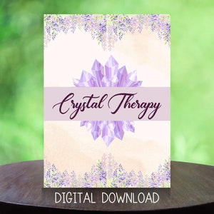 Op de afbeelding: Digitale download voor een printbaar ontwerp met een paarse kristallencluster met de tekst "Crystal Therapy" in paarse schrijfletters. Het ontwerp is omgeven door een rand van paarse bloemen.