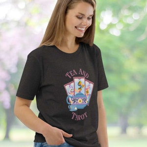 Camiseta unisex de algodón orgánico "Té y Tarot" - Diseño ilustrado a mano con cartas del Tarot y tetera - Camiseta ecológica - Tallas S-2XL
