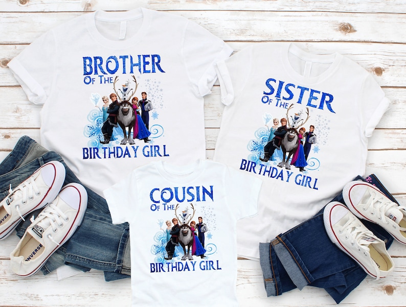 Puede incluir: Tres camisetas blancas con tem&aacute;tica de Frozen. Las camisetas dicen "Hermano de la ni&ntilde;a de cumplea&ntilde;os", "Hermana de la ni&ntilde;a de cumplea&ntilde;os" y "Primo de la ni&ntilde;a de cumplea&ntilde;os".