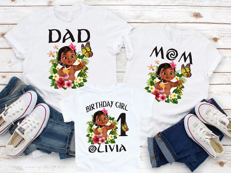 Pode incluir: Camisas brancas com uma imagem de desenho animado de um beb&ecirc; Moana com o texto "DAD", "MOM" e "BIRTHDAY GIRL 1 OLIVIA".