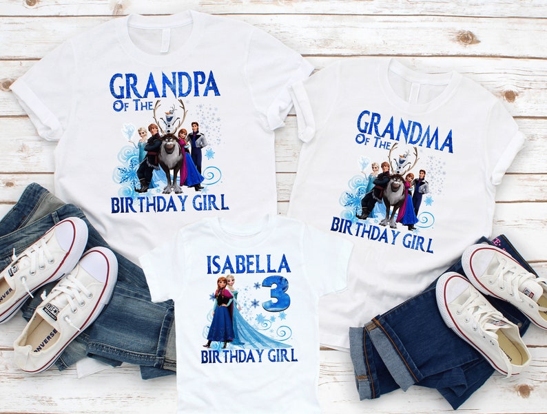 Puede incluir: Tres camisetas blancas con tem&aacute;tica de Frozen. Las camisetas dicen "Abuelo de la ni&ntilde;a de cumplea&ntilde;os", "Abuela de la ni&ntilde;a de cumplea&ntilde;os" e "Isabella 3 Ni&ntilde;a de cumplea&ntilde;os".