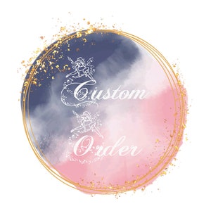Puede incluir: Una ilustraci&oacute;n de acuarela de un pedido personalizado con un fondo de purpurina dorada y un marco circular dorado. El texto "Custom Order" est&aacute; escrito en cursiva blanca.