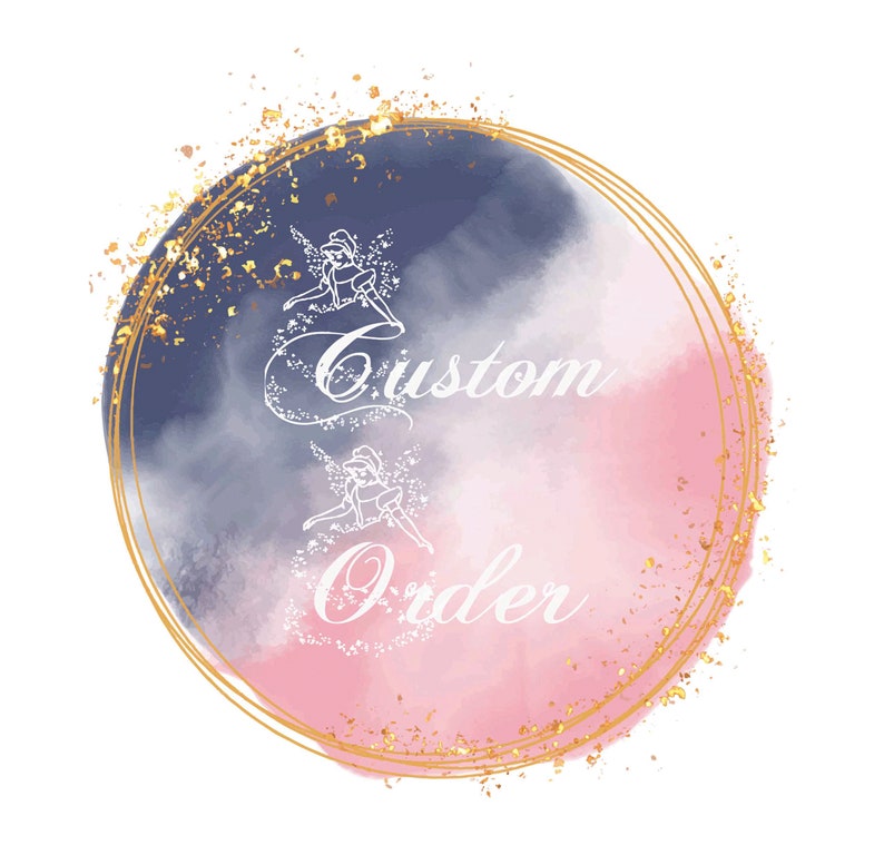 Puede incluir: Una ilustraci&oacute;n de acuarela de un pedido personalizado con un fondo de purpurina dorada y un marco circular dorado. El texto "Custom Order" est&aacute; escrito en cursiva blanca.