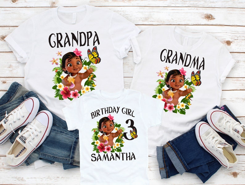 Pode incluir: Tr&ecirc;s camisetas brancas com uma imagem de desenho animado de uma menina polin&eacute;sia beb&ecirc; usando um colar de flores e segurando uma flor. As camisetas dizem "Grandpa", "Grandma" e "Birthday Girl 3 Samantha".
