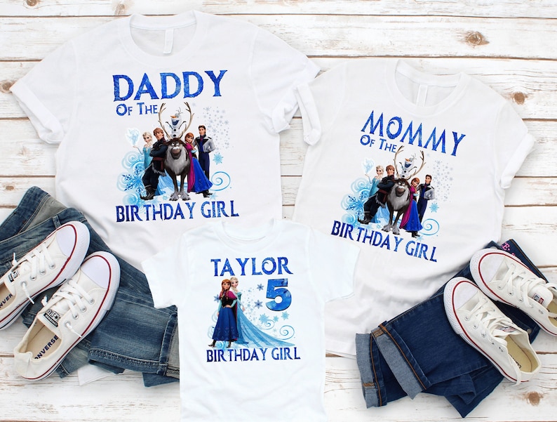Puede incluir: Tres camisetas blancas con tem&aacute;tica de Frozen. Las camisetas dicen "Pap&aacute; de la Chica Cumplea&ntilde;os", "Mam&aacute; de la Chica Cumplea&ntilde;os" y "Taylor Chica Cumplea&ntilde;os" con un n&uacute;mero 5. Las camisetas presentan un gr&aacute;fico de los personajes de Frozen.