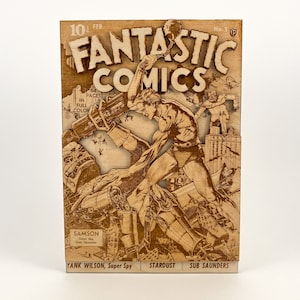 Puede incluir: Una réplica de madera tallada de una portada de cómic vintage que presenta a un hombre musculoso blandiendo una cadena y luchando contra un monstruo. El texto de la portada dice "Fantastic Comics" y "Samson Slays the Iron Monster".