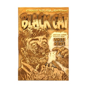 Może przedstawiać: Ilustracja okładki komiksu z epoki, przedstawiająca mężczyznę z potwornym obliczem, z tytułem "Black Cat" i hasłem "Strangest Tales of Fear and Superstition!" Okładka zawiera również tekst "Mystery" i "Shocking Horror Radiates From... White Heat!"