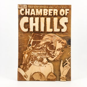 Może przedstawiać: Okładka komiksu w stylu vintage z fakturą drewna. Na okładce przedstawiono kobietę z papierosem w ręku, która patrzy na kieliszek wina. Kieliszek trzyma szkieletowa ręka. Tytuł komiksu to "Chamber of Chills", a slogan to "Tales of Terror and Suspense!"