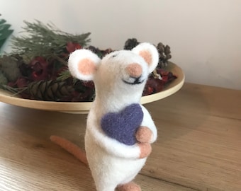 Needle felted mouse, felted mouse with heart, mouse gift, home decor, Birthday gift for mouse lovers, gift for girlfriend, ornamental mouse.