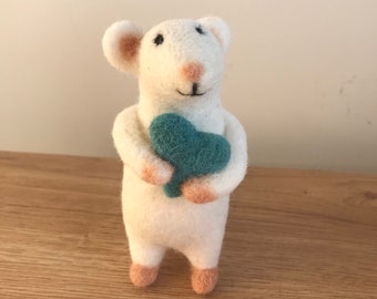 Needle felted white mouse, felted mouse with heart, standing mouse, needle felted animal, home decor, Engagement gift, Valentines mouse.