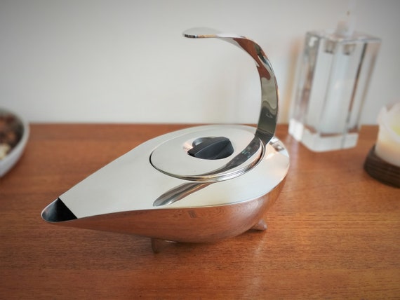 Carsten Jørgensen for Danish (now Swiss) Bodum modern teapot of stainless steel, design Naoko Alladin's or Genie's Lamp from 80s or 90s