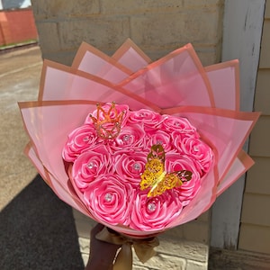 Hot pink roses with butterfly and small crown, eternal roses bouquet , birthday gift, roses, bouquets, forever lasting, ramo, ramobuchon